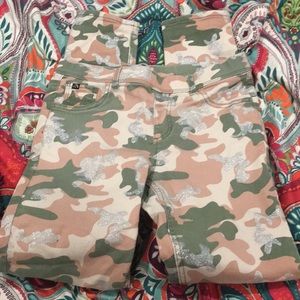 Super cute camo jeggings!